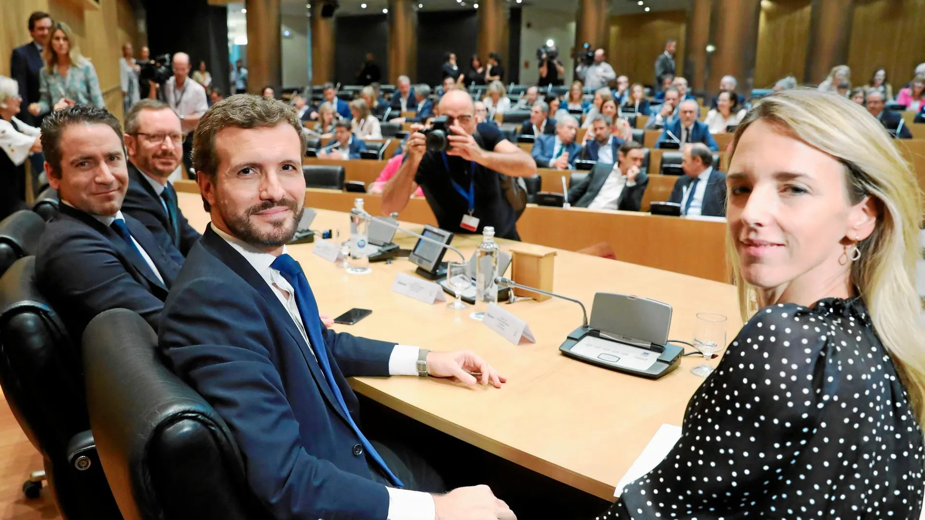 Casado insinuó ayer antes sus diputados que España Suma podría conseguir mayoría absoluta.