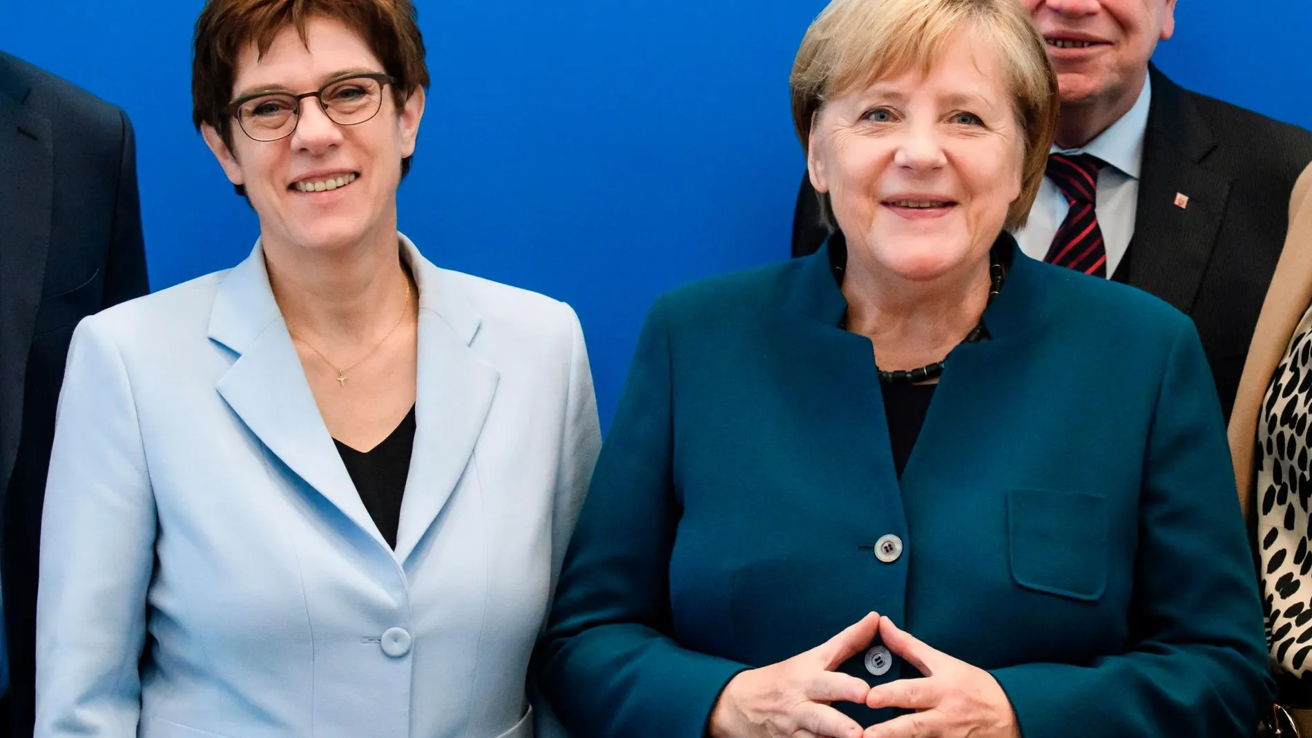 La canciller alemana, Angela Merkel, junto a Annegret Kramp Karrembauer, su sucesora al frente de la CDU