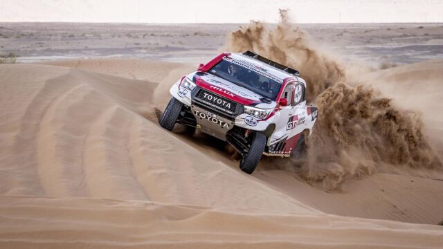 Fernando Alonso pilotando por las dunas