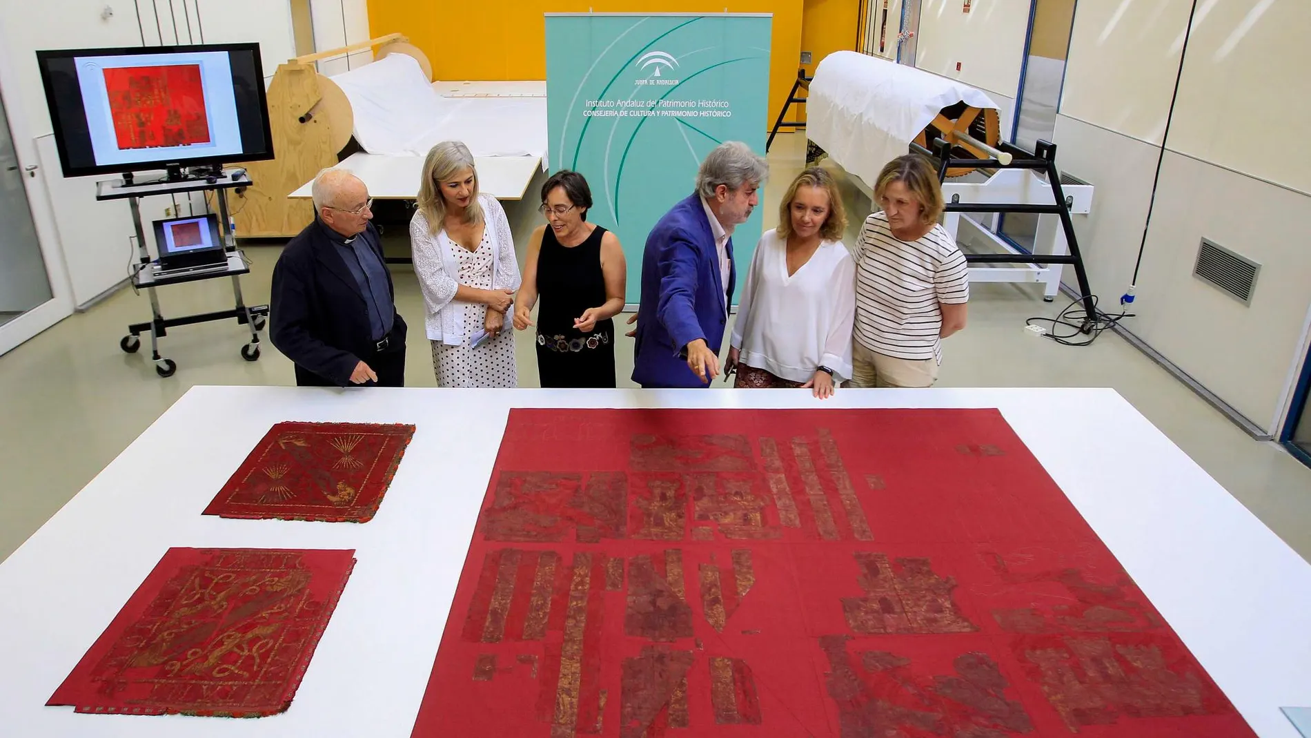 La consejera de Cultura y Patrimonio Histórico, Patricia del Pozo, junto a los responsables de la restauración / Foto: Manuel Olmedo