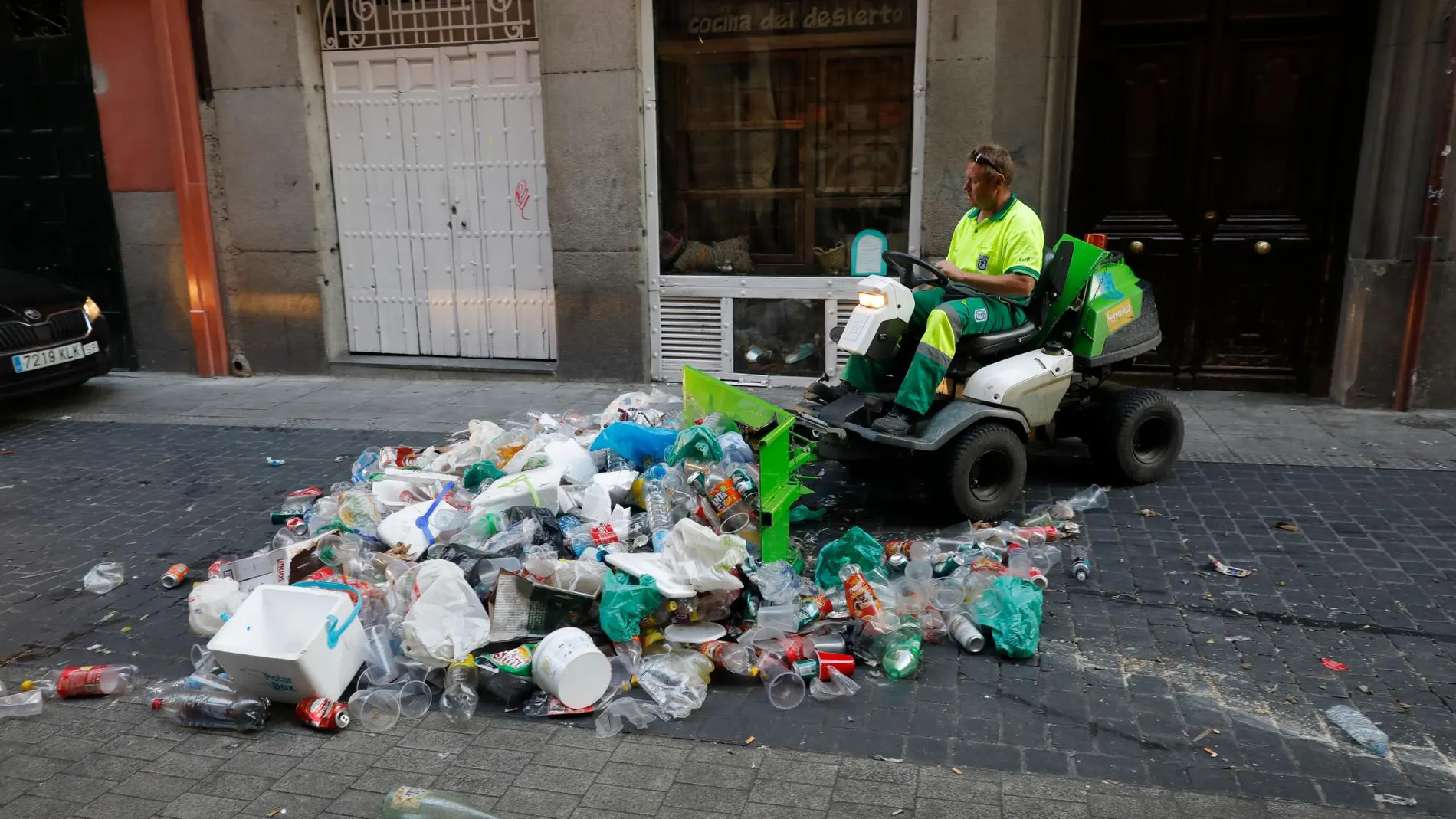 Un operario de limpieza recoge basura en una calle de Chueca hoy domingo. (Fotos: Jesús G. Feria)