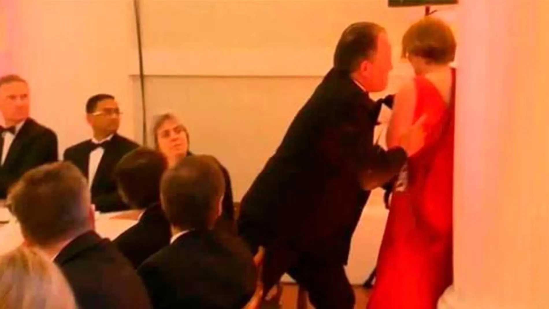 Momento en el que Mark Field agarra a la activista de Greenpeace para expulsarla de la sala