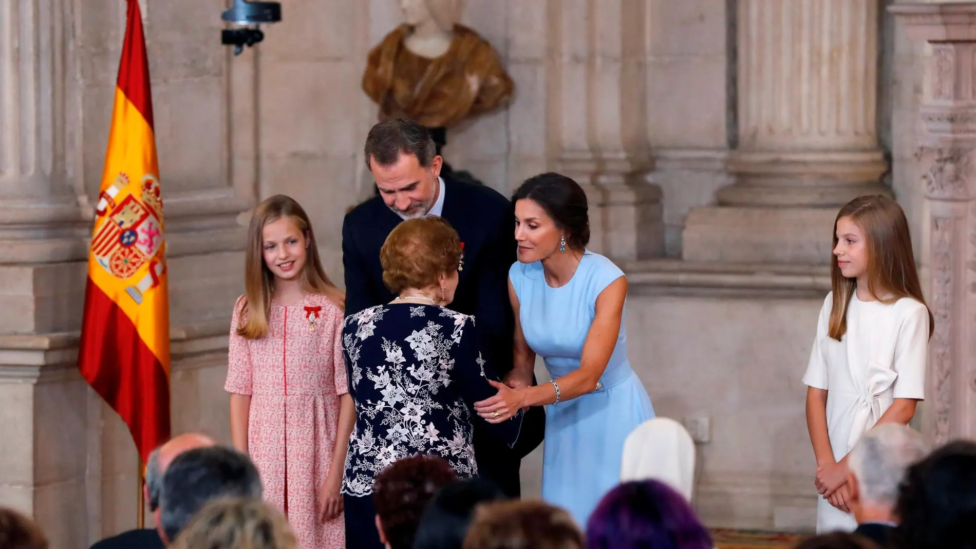 Felipe VI, junto a la Reina Letizia, la princesa Leonor y la infanta Sofía, durante el acto de imposición de condecoraciones/Efe