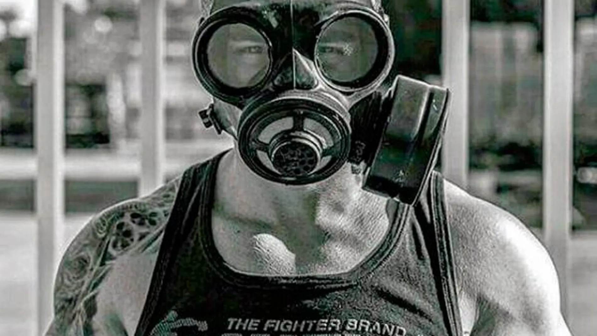 En sus redes sociales, Leandro posa en múltiples imágenes con una máscara antigas