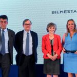 La directora de Relaciones Institucionales de ELPOZO ALIMENTACIÓN, Mar Fuertes, recoge el Premio A TU SALUD de manos de la ministra de Sanidad en funciones, Maria Luisa Carcedo