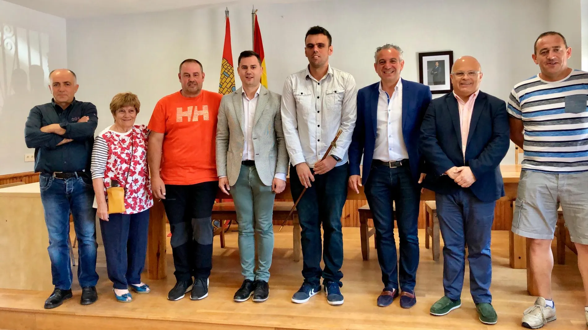 El alcalde de Maraña (León), Omar Rodríguez (C), acompañado por el secretario provincial del PSOE, Javier Alfonso Cendón (4I), el subdelegado del Gobierno en León, Faustino Sánchez (2D), y el alcalde de Cistierna, Nicanor Sen (3D)