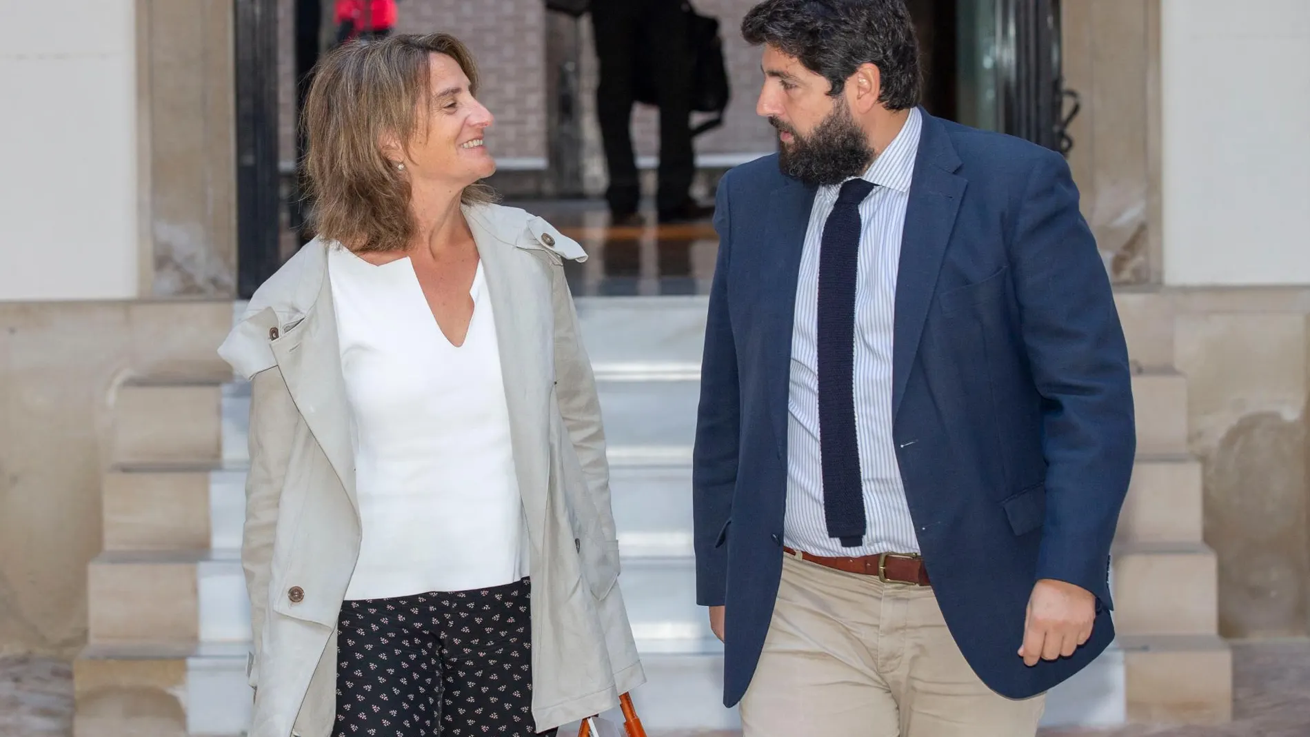 La ministra para la Transición Ecológica, Teresa Ribera, junto al presidente de la Región, Fernando López Miras, ayer durante su visita a las zonas más afectadas en el Mar Menor