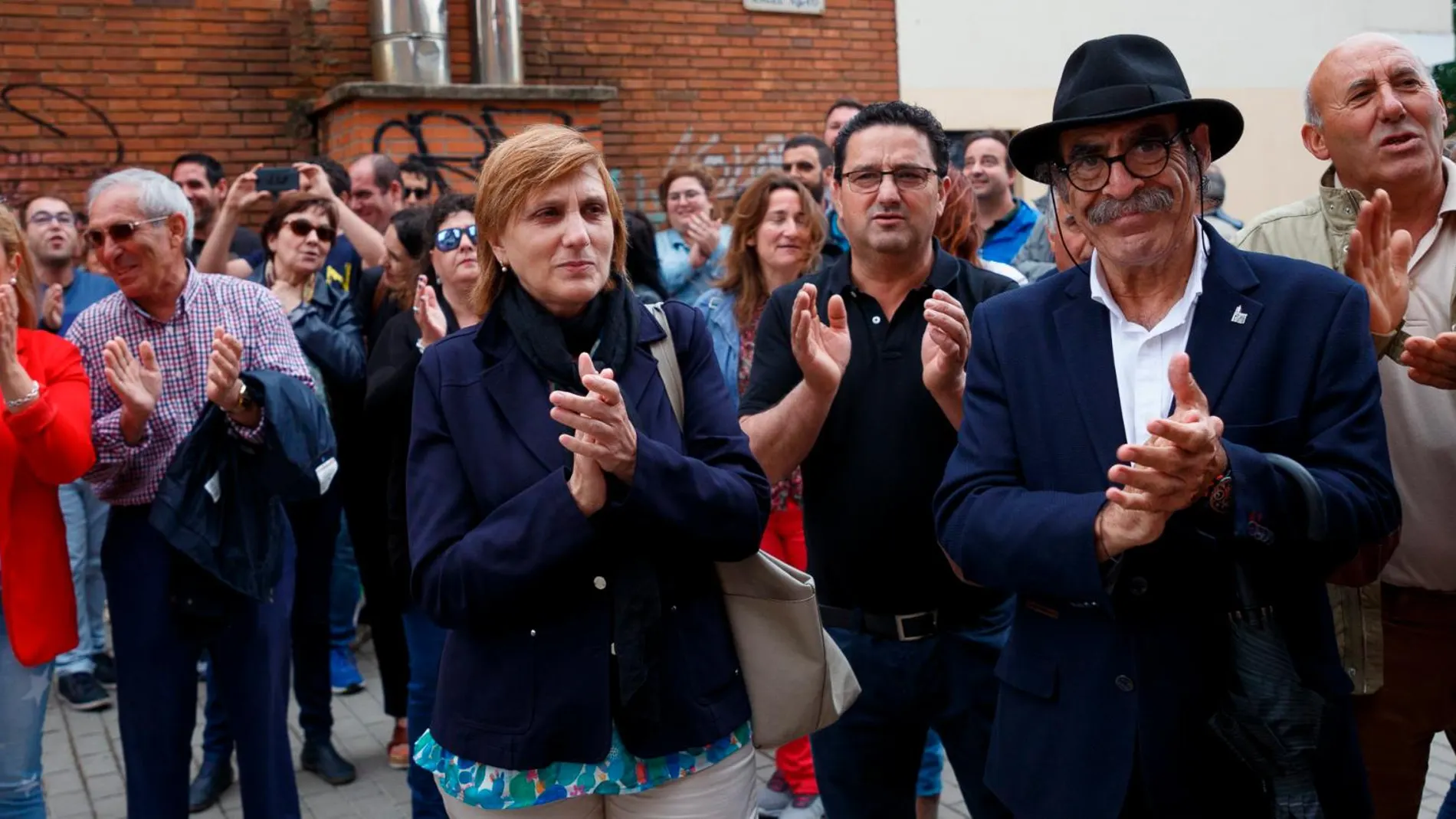 Los alcaldes protestan en la sede del PSOE de Zamora