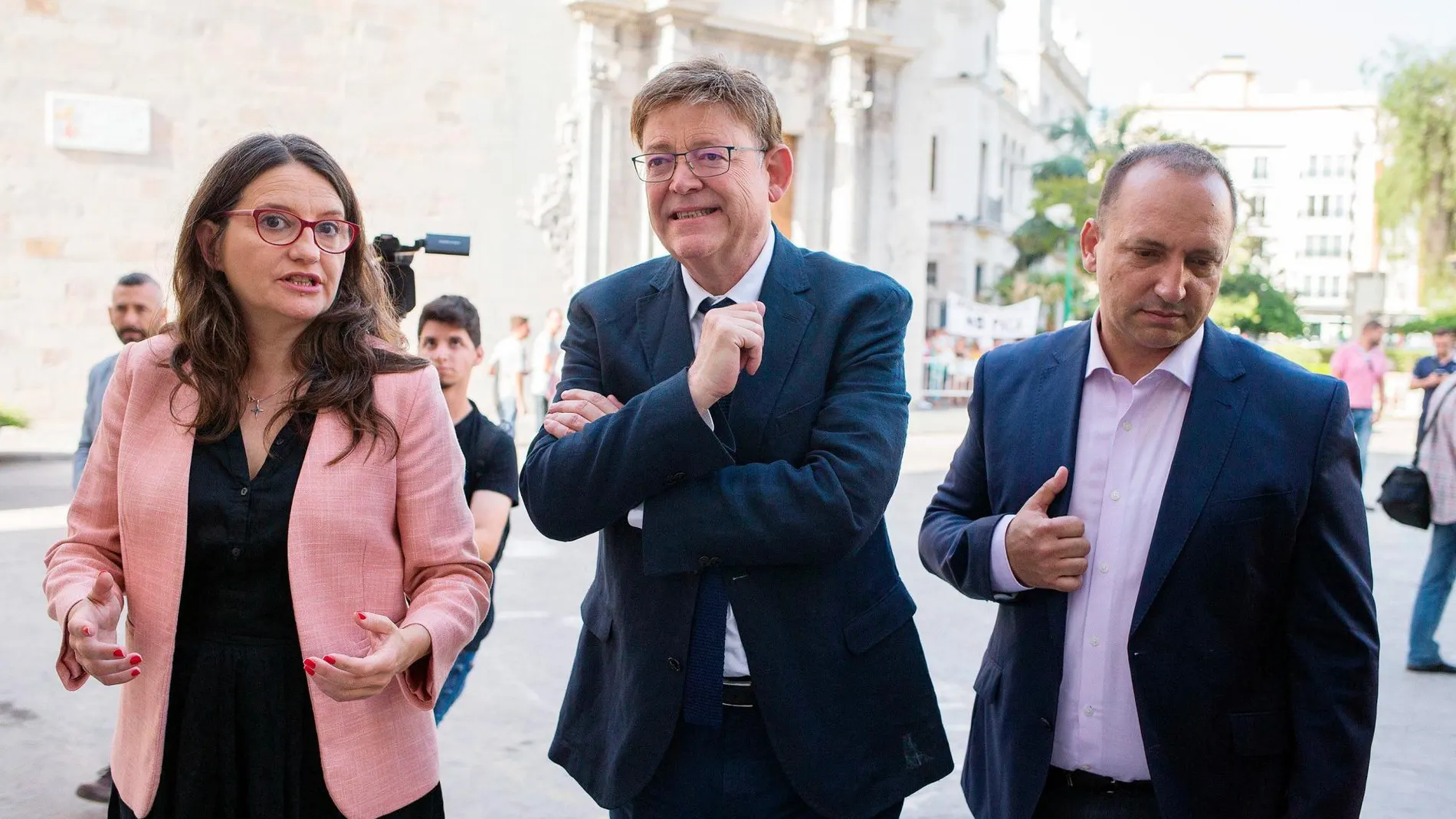 El president de la Generalitat, Ximo Puig, rodeado por los vicepresidentes, Mónica Oltra y Rubén Dalmau, a su llegada a la sesión plenaria celebrada este viernes en el Salón de Plenos del Ayuntamiento de Burriana