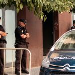Policías se preparan para ejecutar el desalojo de un céntrico edificio de Sevilla / Foto: Manuel Olmedo