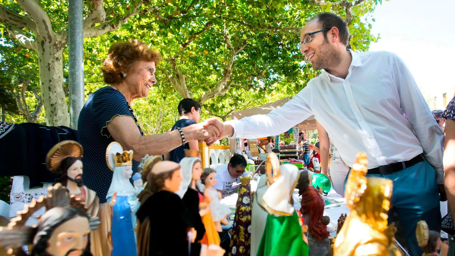 El alcalde de Ciudad Rodrigo, marcos Iglesias, saluda a una comerciante