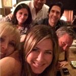 Selfie de Jennifer Aniston con parte del reparto de 'Friends'
