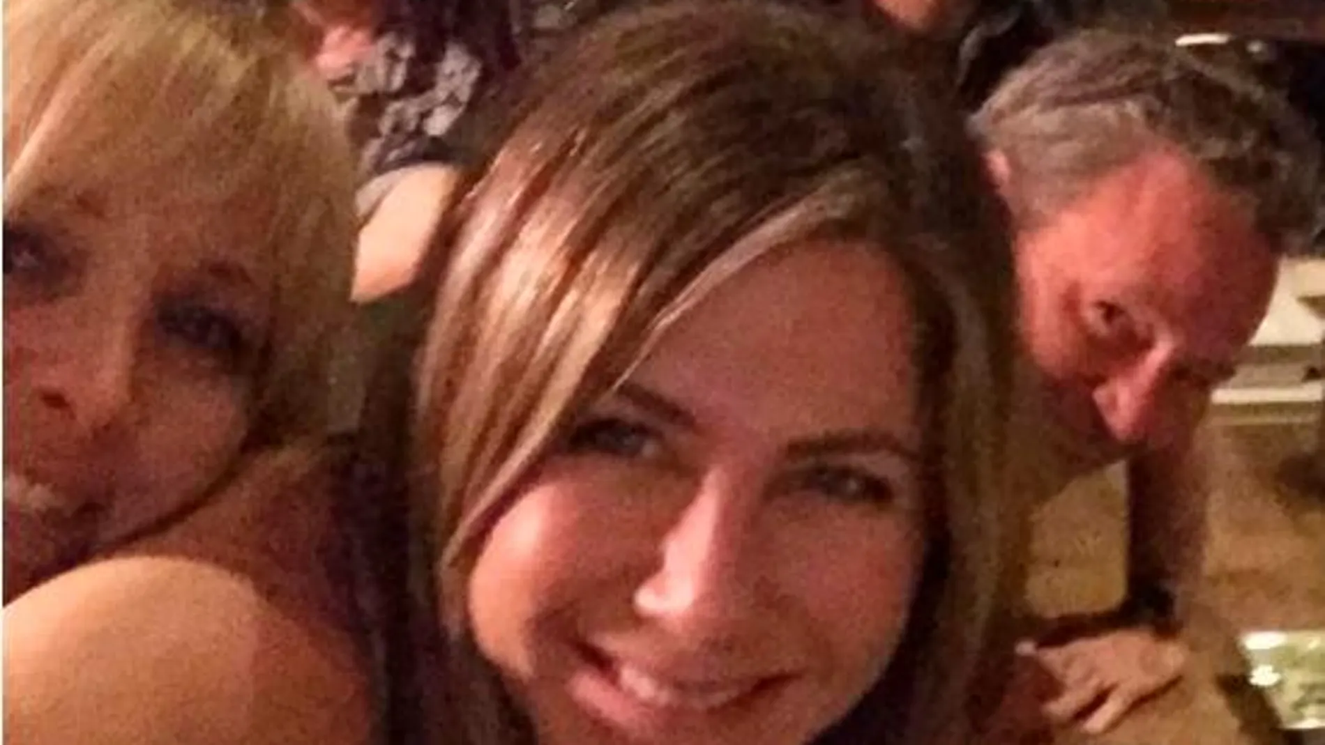 Selfie de Jennifer Aniston con parte del reparto de 'Friends'