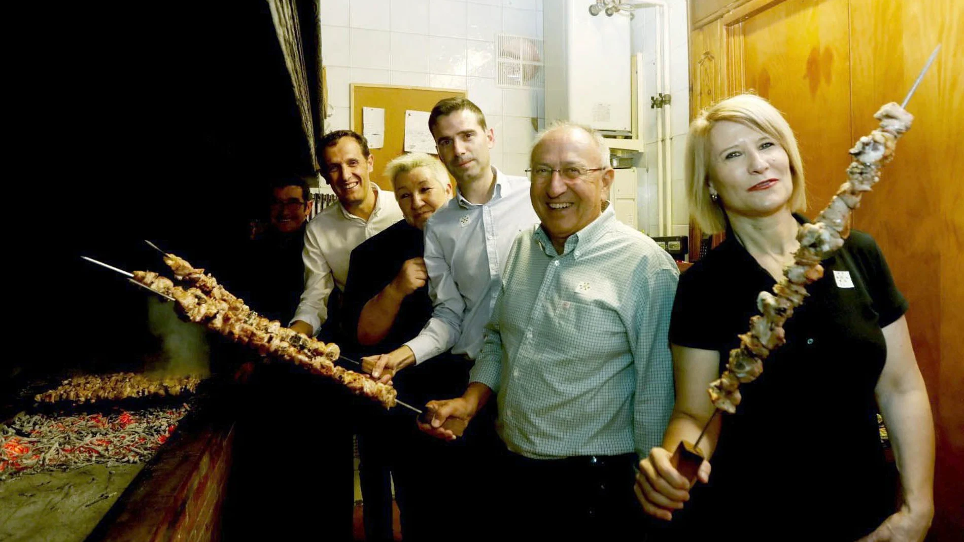 Conrado Íscar inaugura la Feria junto al alcalde Javier Fernández y el presidente de los asadores del Pincho de Lechazo Churro, Julio César García