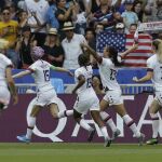 Megan Rapinoe celebra el primer tanto de Estados Unidos con sus compañeras detrás
