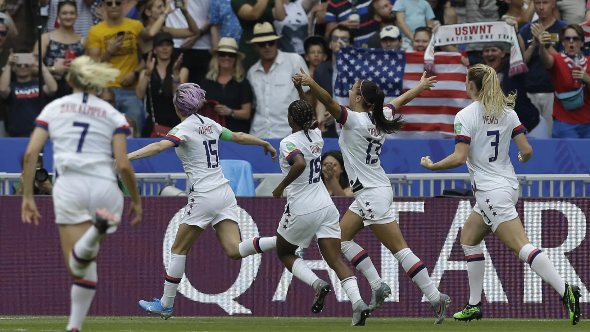 Megan Rapinoe celebra el primer tanto de Estados Unidos con sus compañeras detrás
