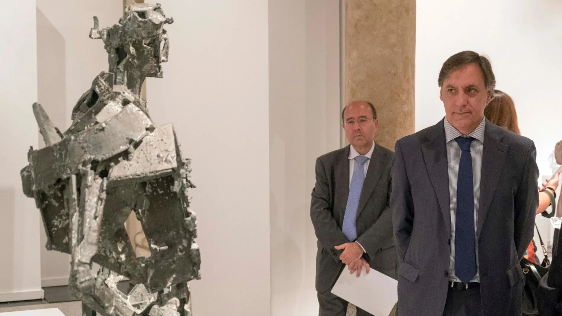 La sala de Santo Domingo acoge la exposición Tauromaquia, del escultor salmantino Venancio Blanco, a la que acudió entre otros el alcalde Carlos García Carbayo