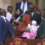 Una diputada, expulsada del Parlamento de Kenia por llevar a su bebé