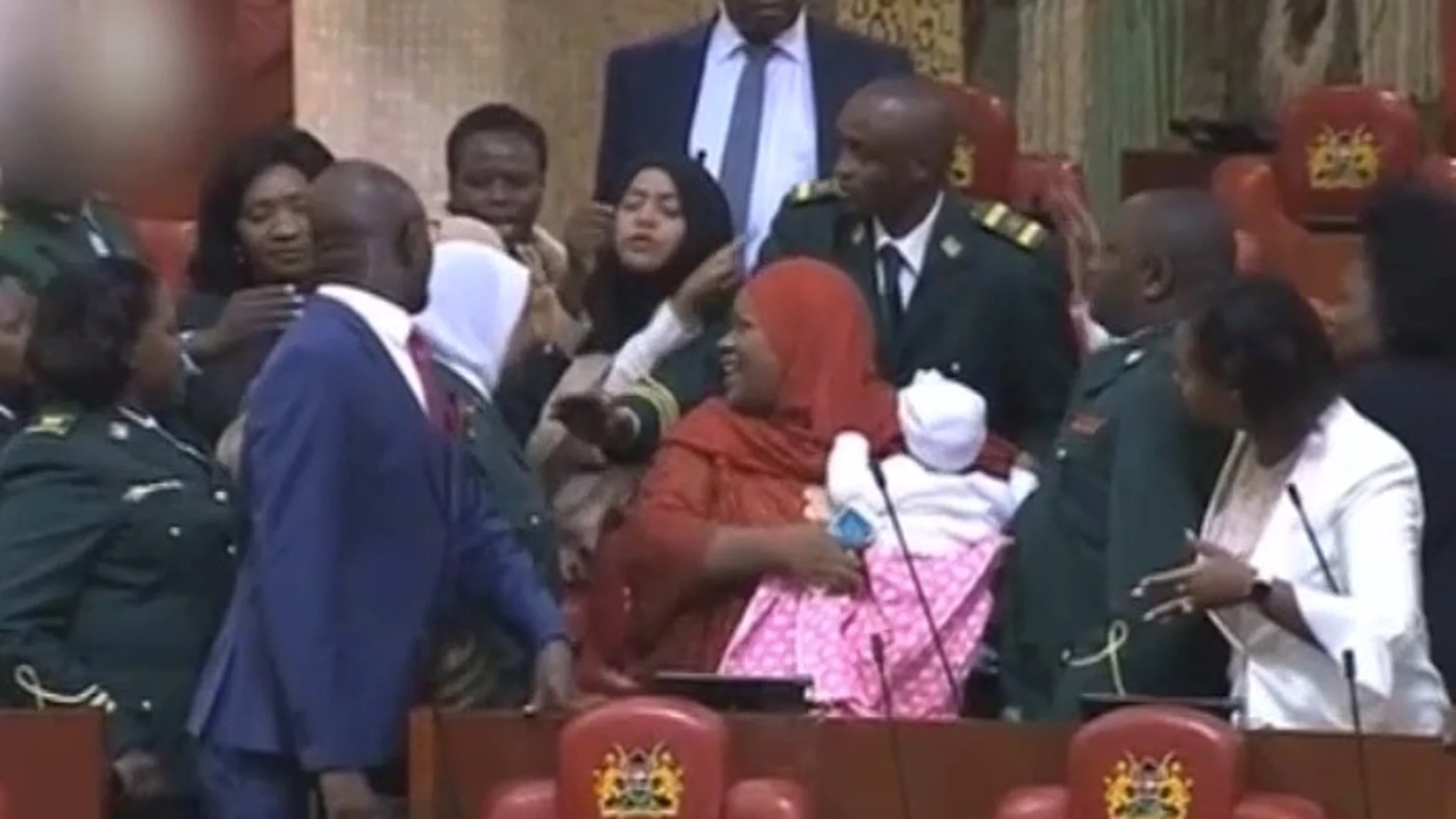 Una diputada, expulsada del Parlamento de Kenia por llevar a su bebé