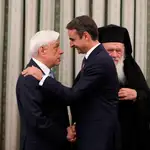 Kyriakos Mitsotakis estrecha la mano al presidente greigo, Prokopis Pavlopoulos, durante la toma de posesión. Reuters/Alkis Konstantinidis