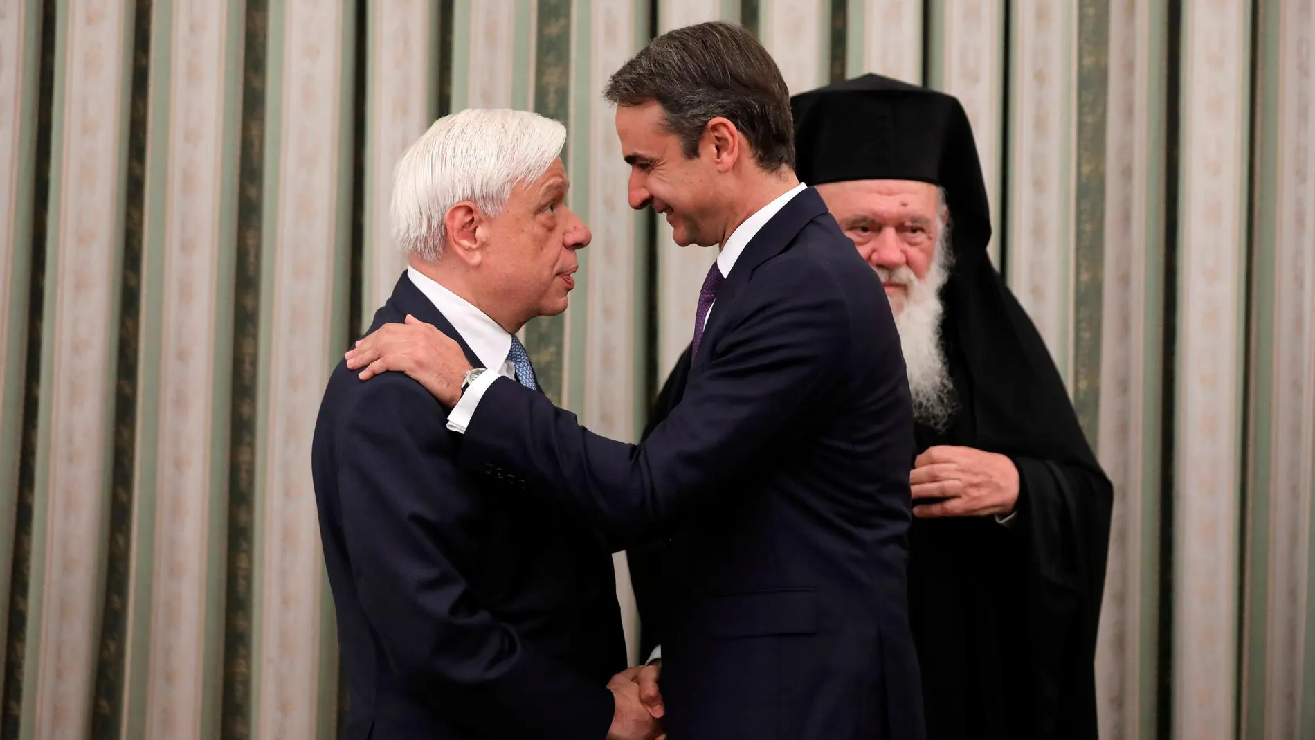 Kyriakos Mitsotakis estrecha la mano al presidente greigo, Prokopis Pavlopoulos, durante la toma de posesión. Reuters/Alkis Konstantinidis