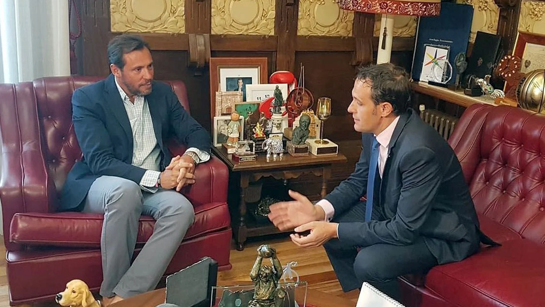 Óscar Puente y Conrtado Íscar durante su encuentro en el despacho del alcalde de Valladolid