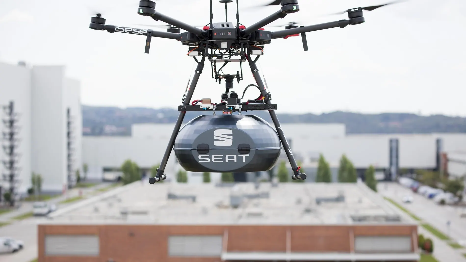 Seat usa drones para recibir componentes en su fábrica