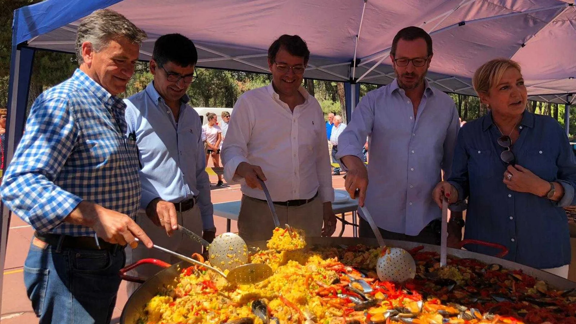 El presidente de Castilla y León, Alfonso Fernández Mañueco, junto a Francisco Vázquez, Javier Maroto y Paloma Sanz durante la comida de hermanamiento del PP en Cantalejo (Segovia