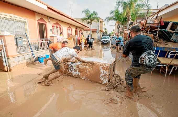 Vecinos de Los Alcázares (Murcia) retiran los enseres de sus viviendas tras las inundaciones de los últimos días