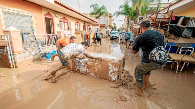 Vecinos de Los Alcázares (Murcia) retiran los enseres de sus viviendas tras las inundaciones de los últimos días