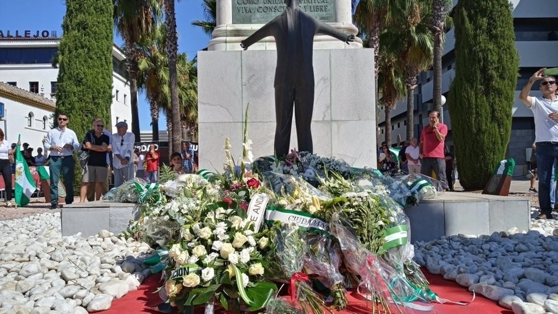 Ofrenda floral en el monumento a Blas Infante en el lugar donde fue fusilado la madrugada del 10 al 11 de agosto de 1936