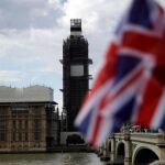 El Parlamento británico y la bandera de la Union Jack ondeando este miércoles /Ap