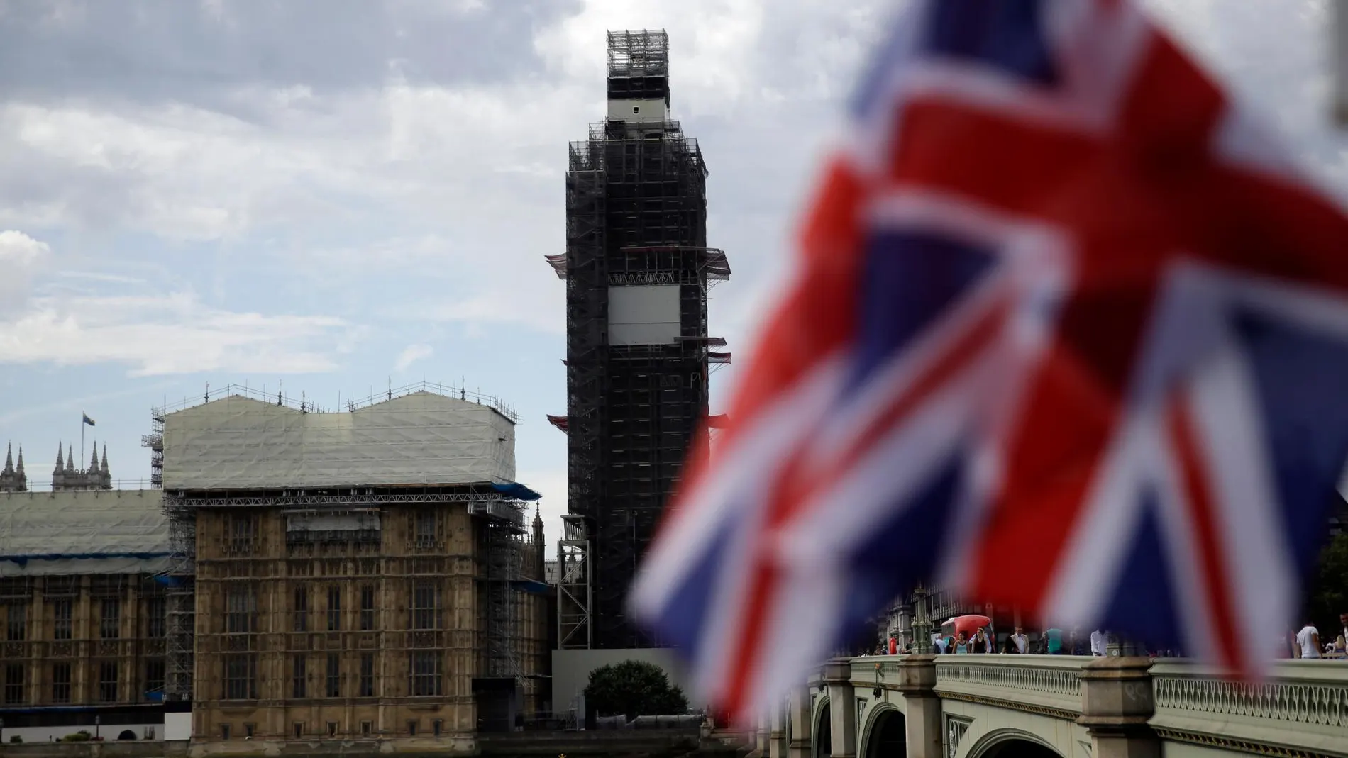 El Parlamento británico y la bandera de la Union Jack ondeando este miércoles /Ap