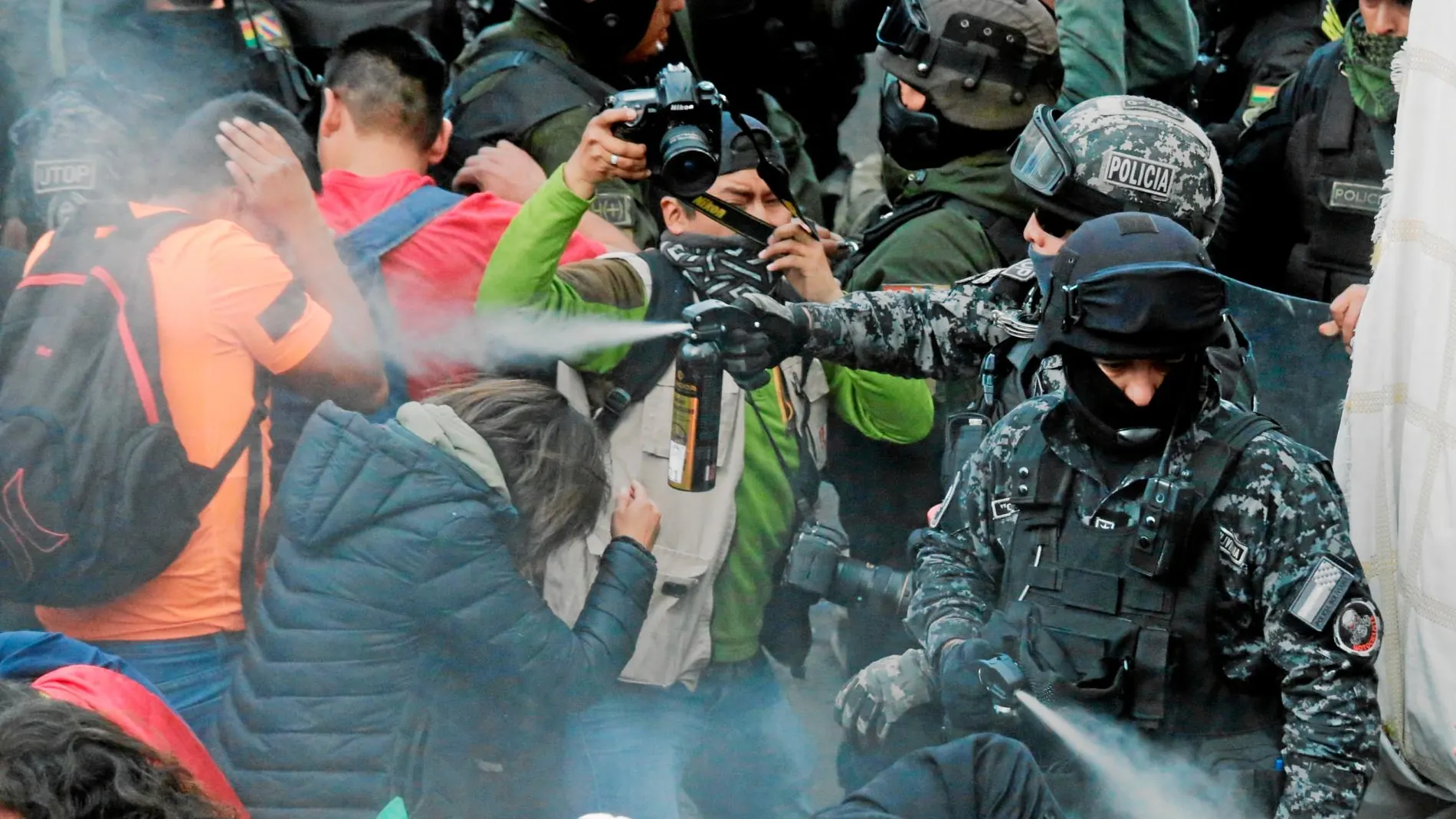 La Policía andina usa gases lacrimógenos contra los seguidores del líder opositor, Carlos Mesa, en La Paz, ayer / Reuters