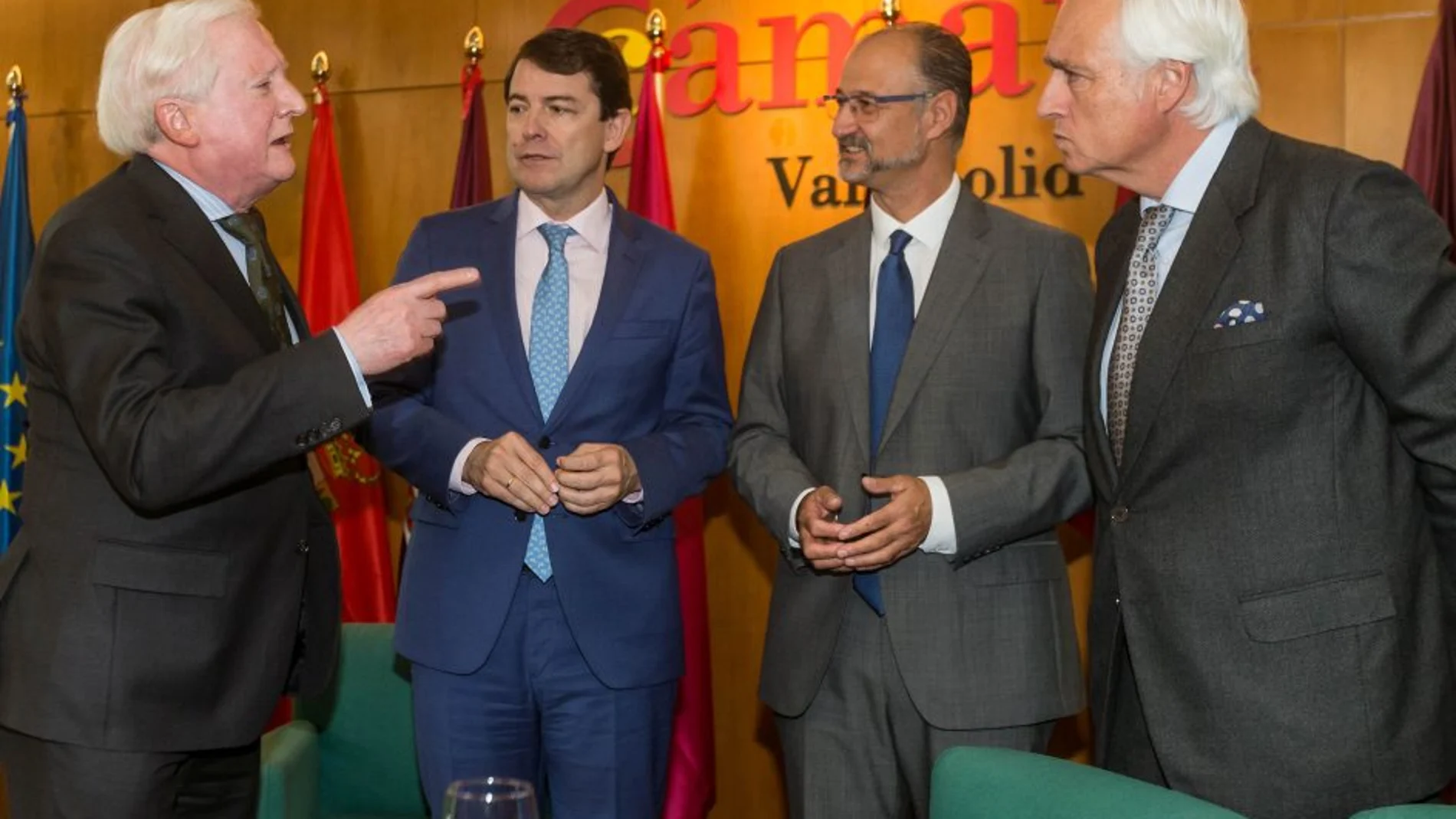 El presidente del Consejo de Cámaras de Castilla y León, Antonio Miguel Méndez Pozo, conversa con Alfonso Fernández Mañueco, Luis Fuentes y José Luis Concepción