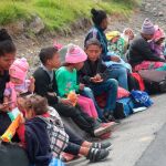 Familias venezolanas esperan este martes en una carretera del paso de Rumichaca, frontera entre Colombia y Ecuador/Efe