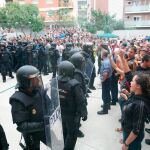 Agentes de la Policía Nacional en un instituto donde se instalaron urnas el 1-0/Efe