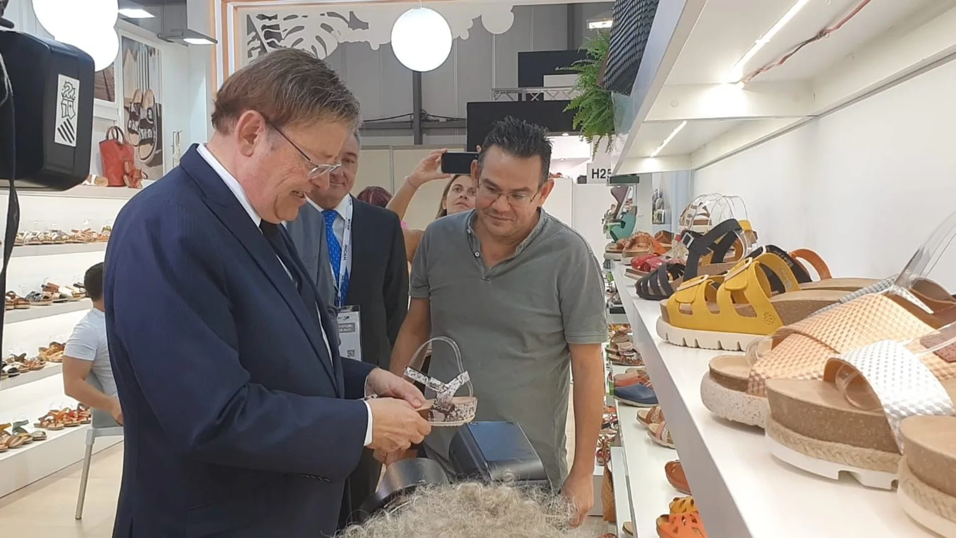 El presidente de la Generalitat se encuentra en la Feria de calzado de Milán