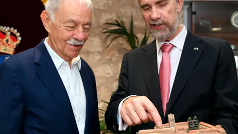Eduardo Mendoza junto con el rector de la UBU, Manuel Pérez Mateos
