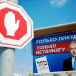 Un cartel electoral del partido Likud escrito en ruso cerca de una señal de tráfico en Ashdod, Israel