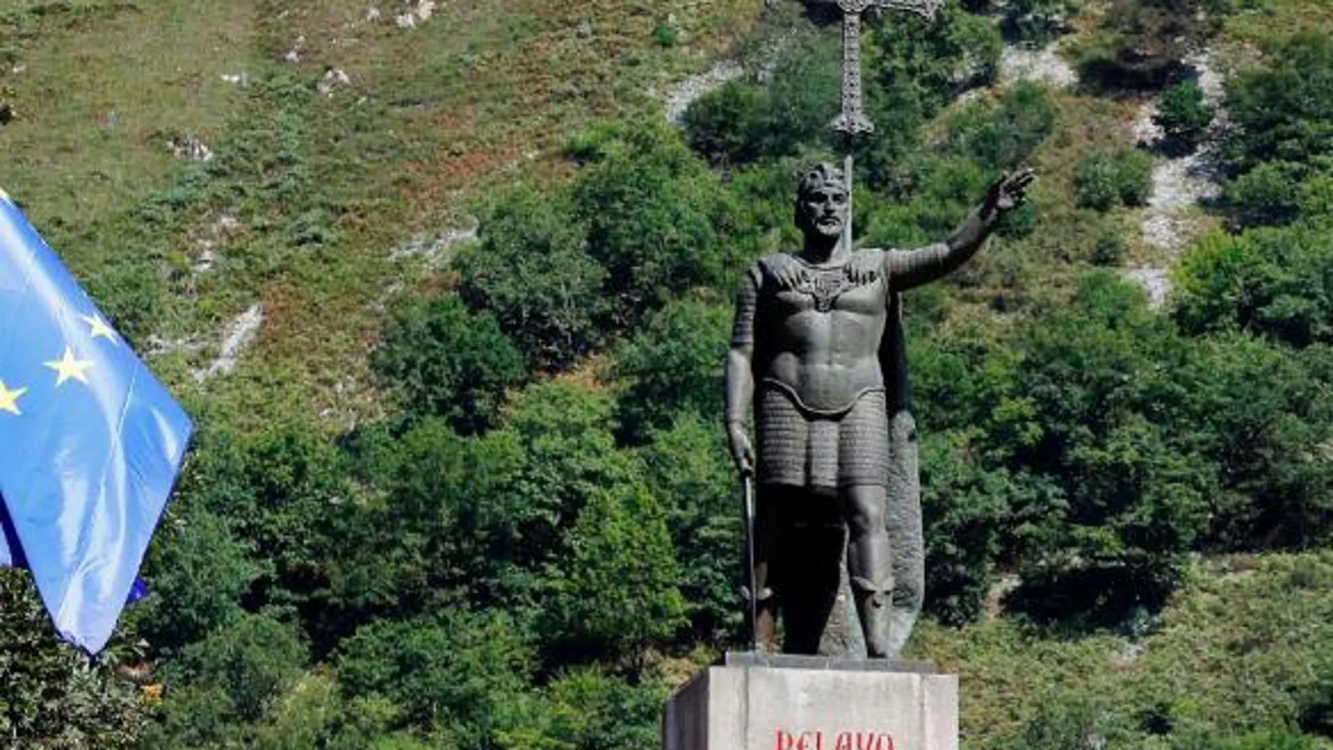 Estatua de Don Pelayo en el santuario de Covadonga