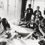 John Lennon y Yoko Ono iniciaron el «tour de la cama» para propagar sus ideas sobre la paz. Aunque, según otros, era una forma de impulsar la imagen de la pareja