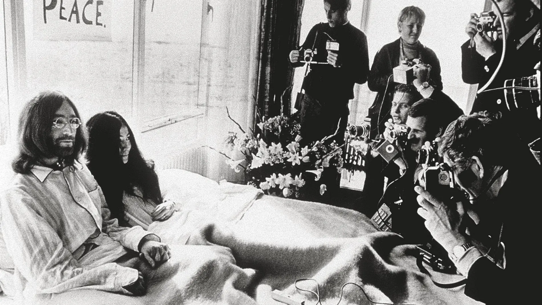 John Lennon y Yoko Ono iniciaron el «tour de la cama» para propagar sus ideas sobre la paz. Aunque, según otros, era una forma de impulsar la imagen de la pareja