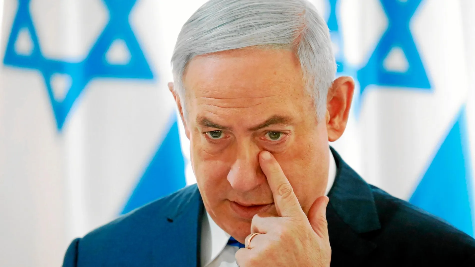 El «premier» israelí, Benjamin Netanyahu, gesticula durante la reunión del Gabinete de ministros, ayer