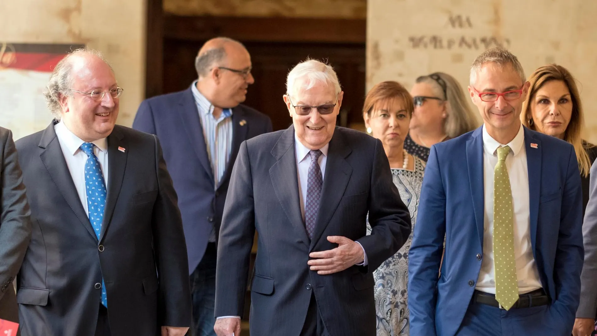El director de la RAE y del Instituto Cervantes, Víctor García de la Concha, se dirige al acto inaugural junto al rector de la USal, Ricardo Rivero, y al vicerrector Enrique Cabero