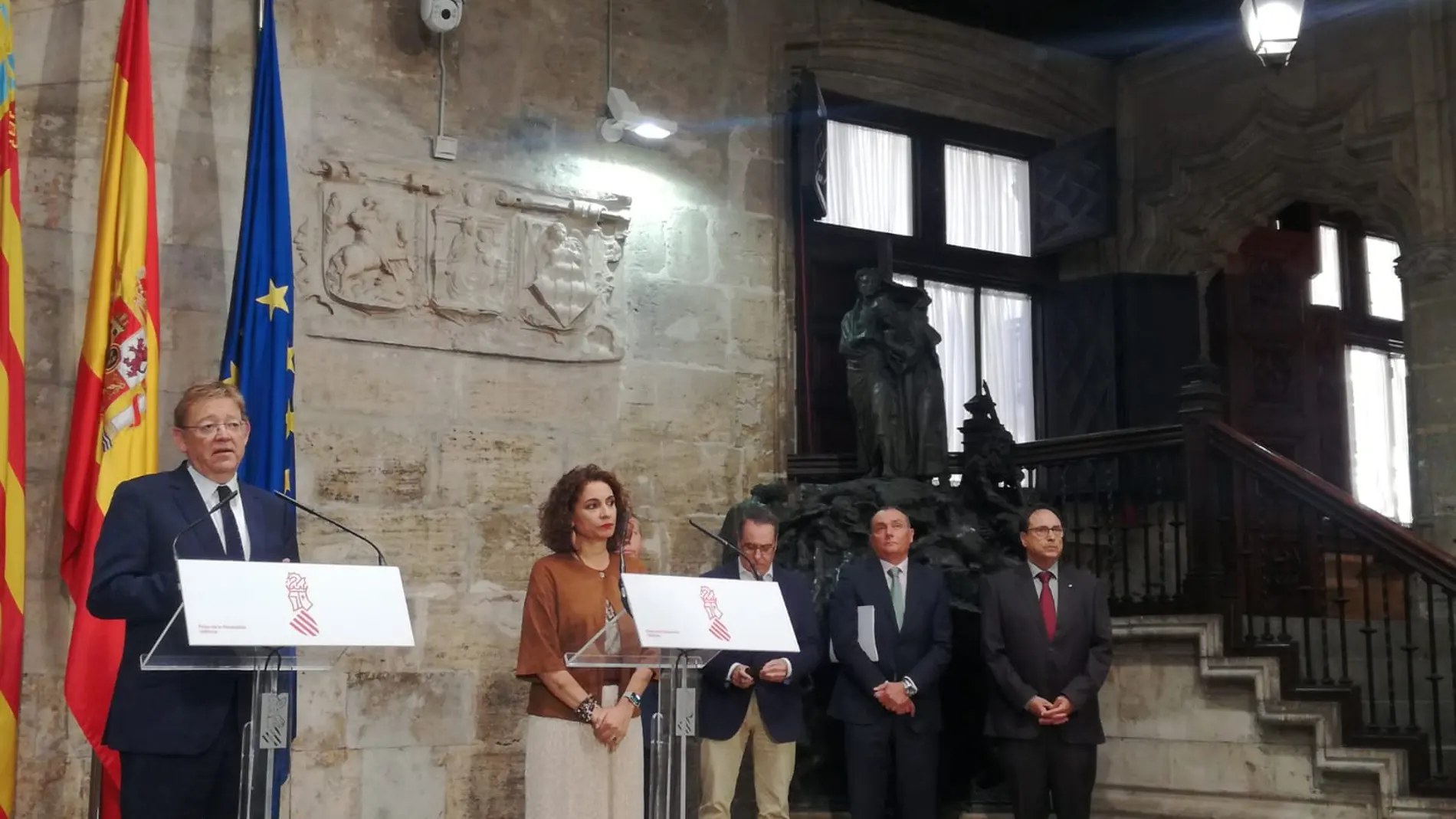 El presidente valenciano, Ximo Puig, junto a la ministra de Hacienda, María Jesús Montero