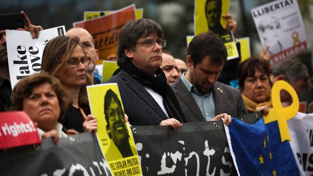 Carles Puigdemont frente a la sede de la Comisión Europea/Foto: Ap/Francisco Seco)