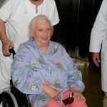 La infanta Pilar saliendo de la clínica en silla de ruedas