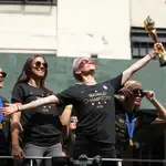 Megan Rapinoe, junto Alex Morgan, en la fiesta de celebración del título mundial
