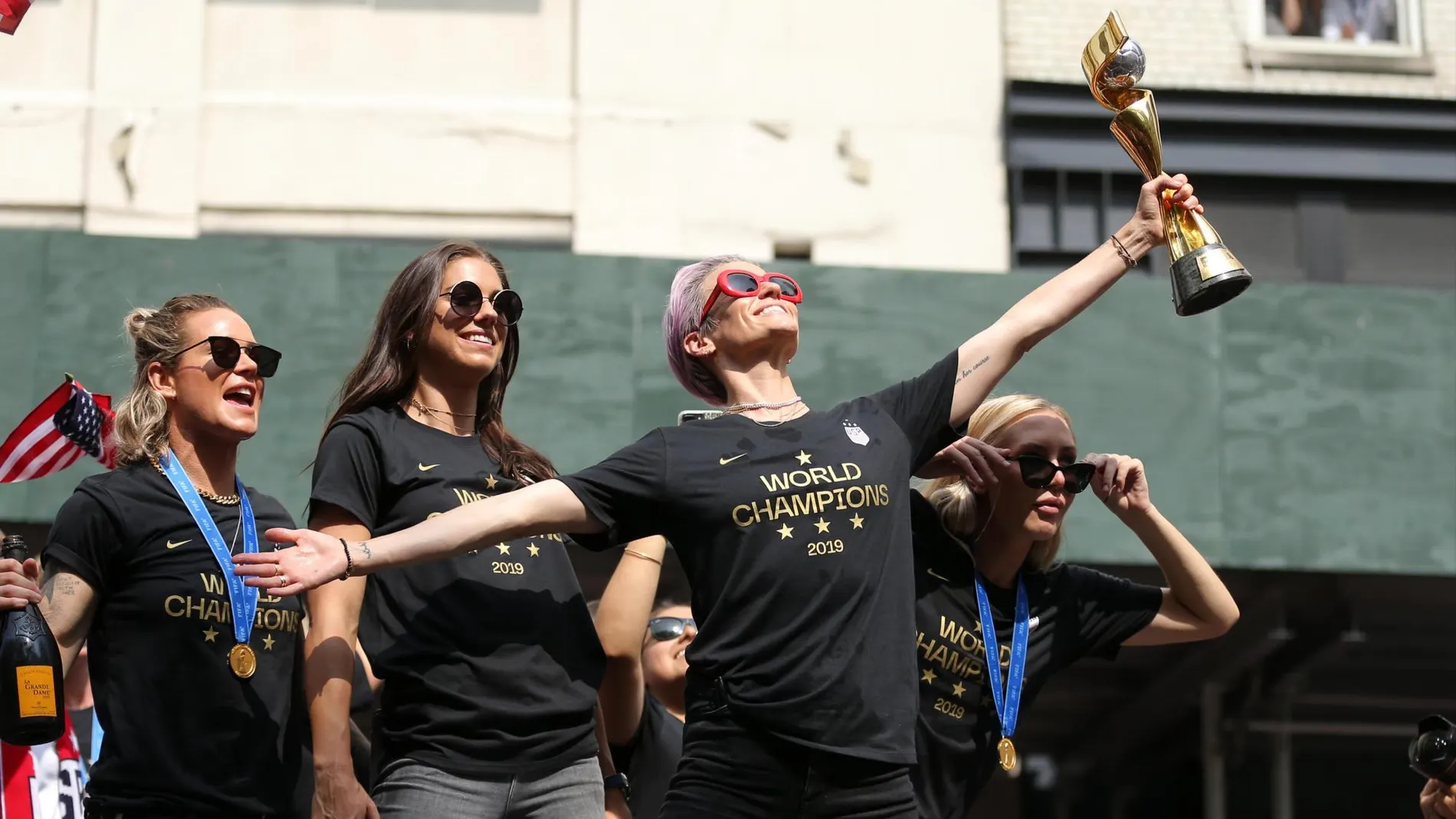 Megan Rapinoe, junto Alex Morgan, en la fiesta de celebración del título mundial